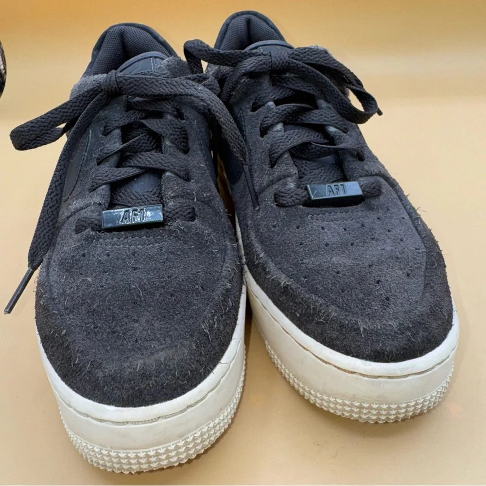 Nike‎ Air Force 1 Sage Low Dark Gray Suede Women's Sneakers, Size 7, EUC